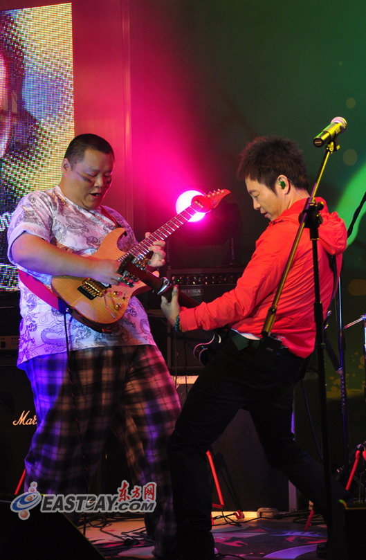 台上的许巍像个爱玩音乐的大男孩