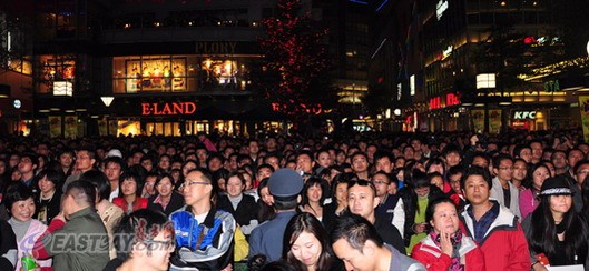 广场上熙熙攘攘的观众