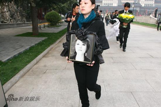 图文:陈琳遗体告别仪式-陈琳遗像显安详