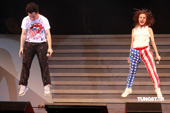 图文:容祖儿陈奕迅音乐会-两人腾空high翻