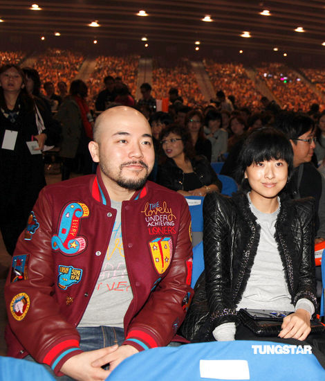 图文:陈奕迅容祖儿拉阔音乐会-陈奕迅老婆与黄伟文