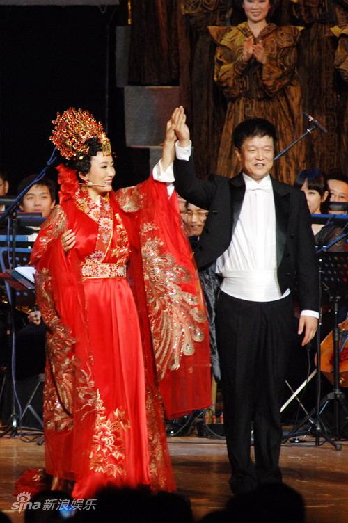 图文:《木兰诗篇》-谭晶携手李玉宁指挥谢幕