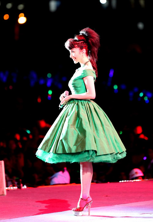 09 10:56:17 新浪娱乐 汤灿回眸一笑 汤灿接受歌迷礼物 汤灿像极芭比