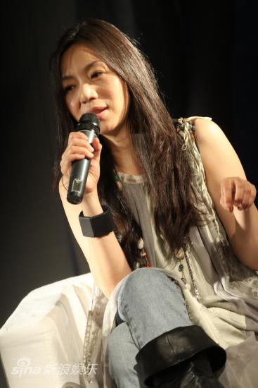 万芳暌违8年再发新片 自弹自唱演绎新歌(组图)