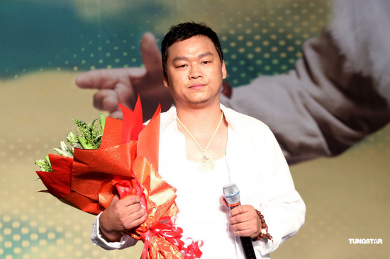 新浪娱乐讯 17日,被誉为"西部歌王"的原生态歌手高保利为自己的首张