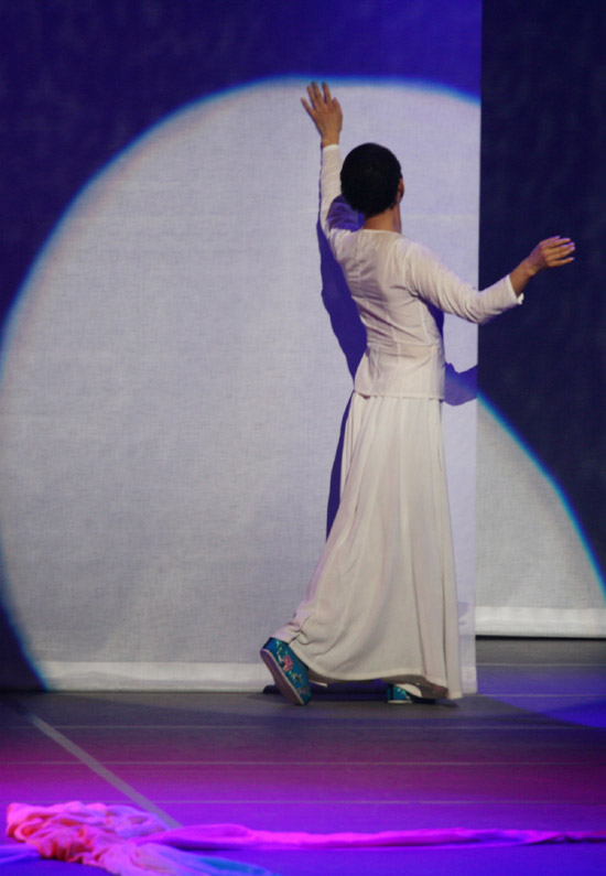 图文:李玉刚日本巡演--背影婀娜