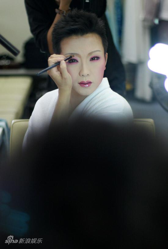 图文:李玉刚巡演化妆花絮--细描柳叶眉