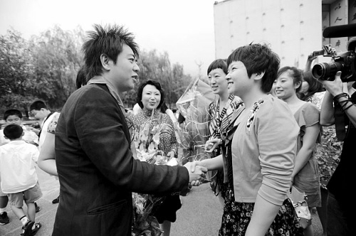 郎朗与阔别20年的同学见面