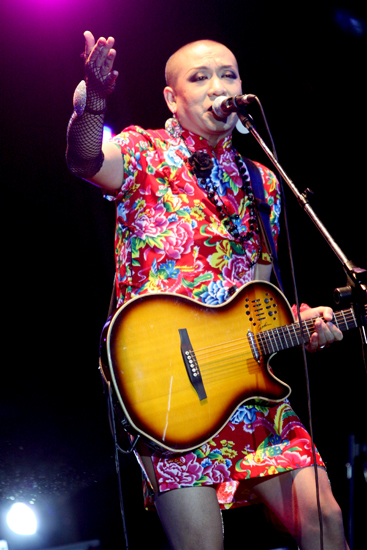 图文:摩登音乐节首日--二手玫瑰主唱梁龙