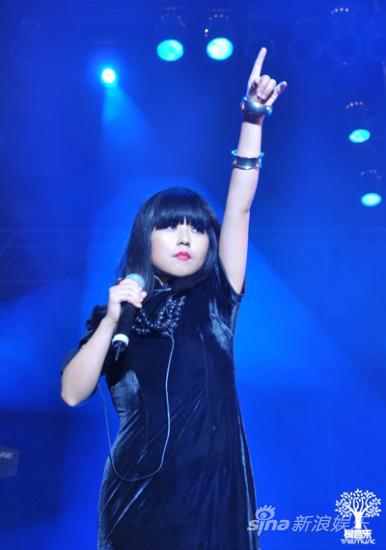 秋虫助阵郑州大河音乐节 哥特气质掀高潮(组图)