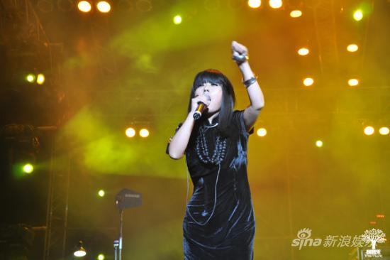 秋虫助阵郑州大河音乐节 哥特气质掀高潮(组图)