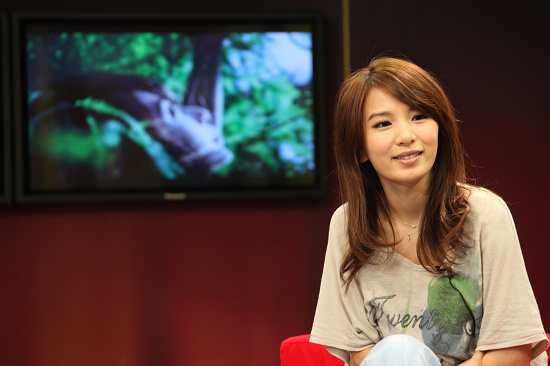 图文:hebe田馥甄做客新浪-hebe着宽松t恤