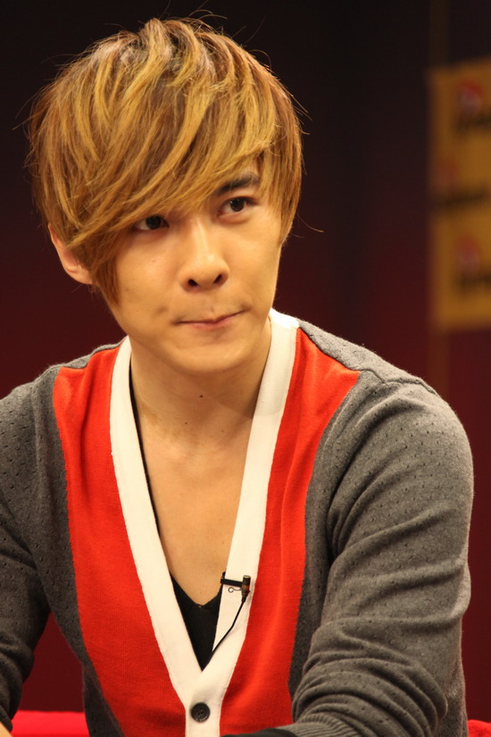 图文:唐禹哲做客聊新碟-唐禹哲抿嘴表情可爱