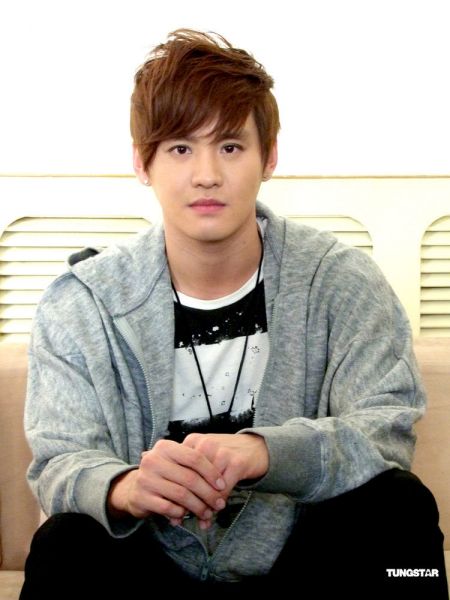 金俊浩生日会"泄密"新歌 妈妈意外现身(组图)