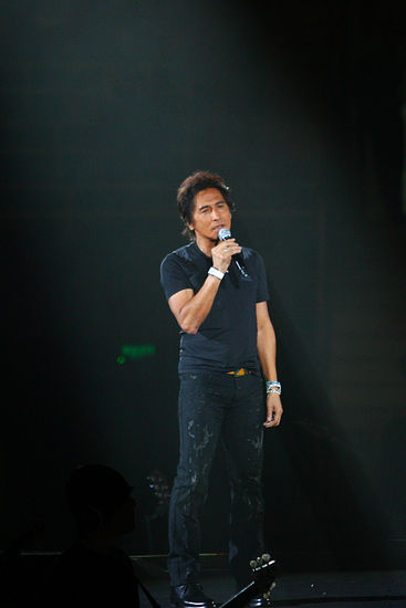 新浪娱乐讯 4月30日晚,齐秦"狂飙二十年"演唱会在北京工人体育馆