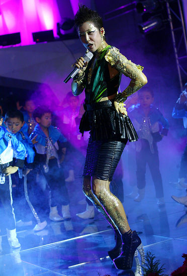 图文:孙悦发新专辑-孙悦激情热舞