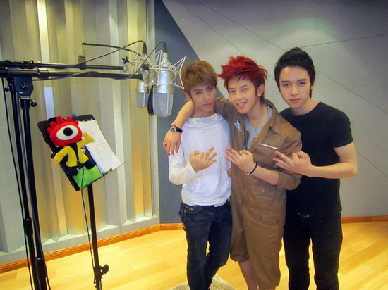 图文:j3组合录制新碟主打歌-j3在录音室