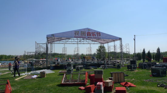 组图:花田音乐节现场搭建 工作人员进入倒计时