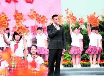 电视剧《恰同学少年》和《1921》中毛泽东的扮演者谷智鑫领诵《沁园春·长沙》更把现场气氛推向高潮