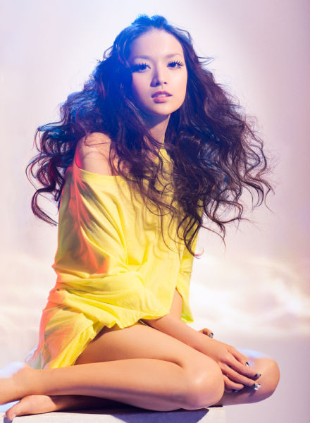 叶熙祺发布最新写真 金黄色造型点亮夏日(组图)