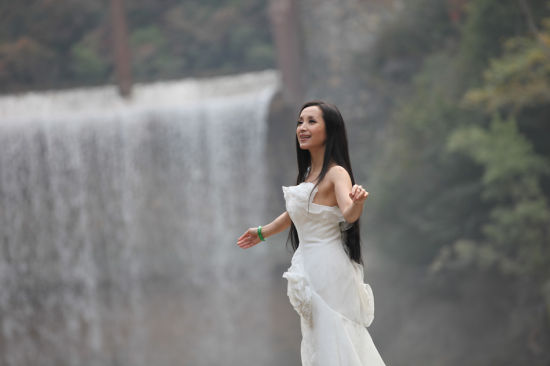 组图:汤灿为新歌拍摄mv 白裙端庄俏美灵秀