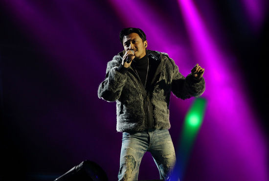 图文:江苏卫视跨年晚会--谢霆锋献唱经典