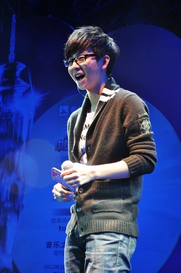 近日,刚刚结束台湾新专辑《燃点》宣传的胡夏(微博)返回内地,除了参加