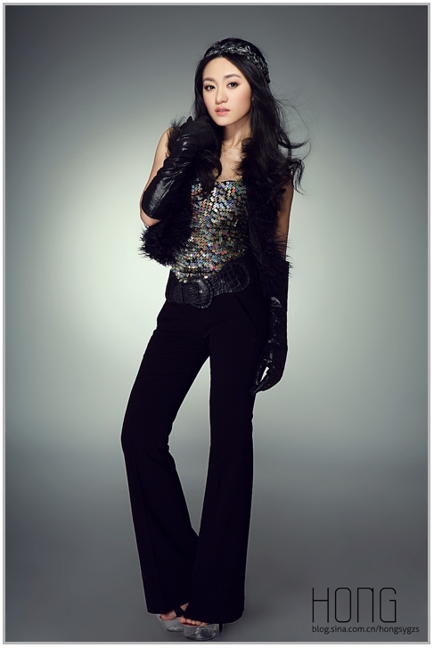 袁东方荣登封面人物 《现代青年》歌唱最美事业