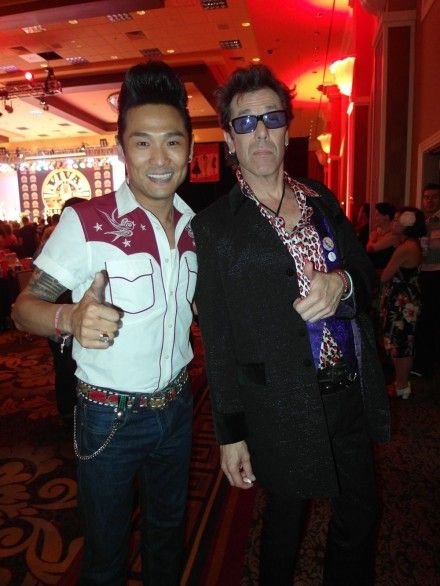 杜德伟与偶像Stray Cats乐队鼓手Slim Jim Phantom合影