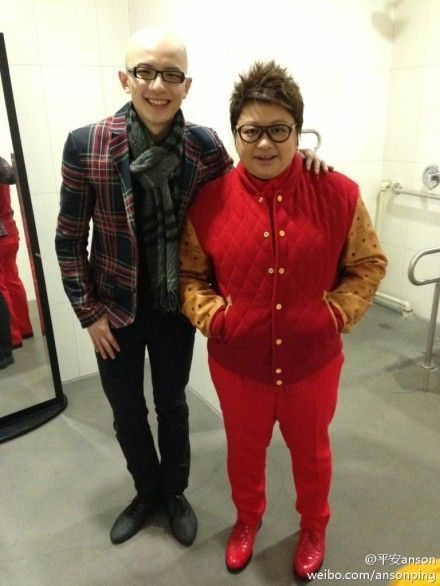 平安与师傅韩红合影