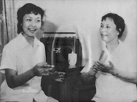 王音璇教授给彭丽媛进行声乐辅导