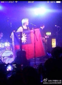 歌手张悬在英国演出时因在台上拿“青天白日”旗引发争议