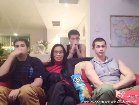 韦唯三子陪看比赛