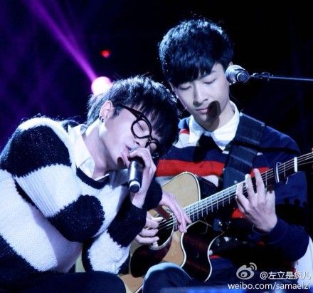 两人舞台表演亲密互动