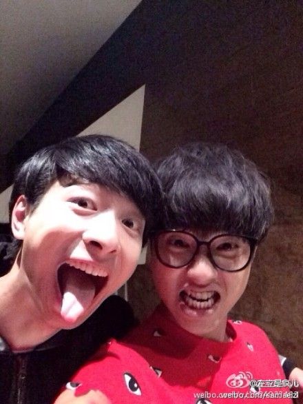 左立晒出与华晨宇搞怪亲密合影