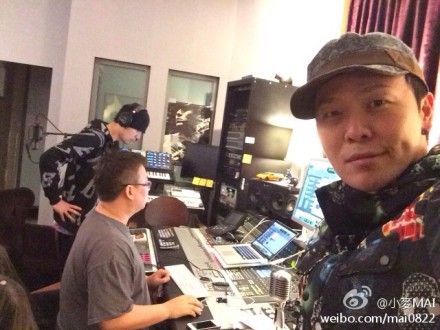 好友小麦拍下周杰伦和制作人林迈可在录音室里赶工录制新专辑。
