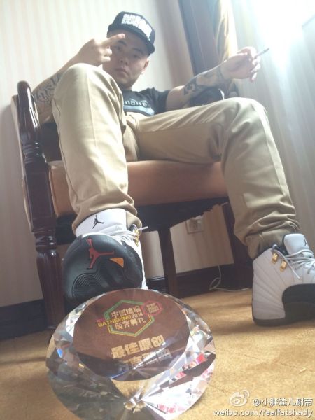 谢帝踩奖杯竖中指 不满台艺人迟到早退