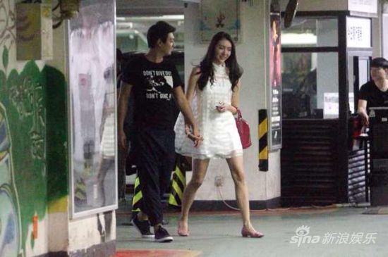 多亮和张洪艺十指紧扣