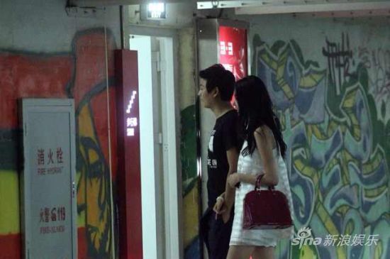 张洪艺多亮挽手亲密