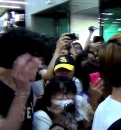 现场粉丝的相机被EXO随行人员打掉