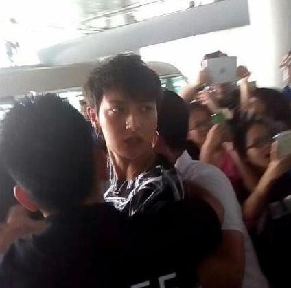 EXO成员中的黄子韬、鹿晗因此与工作人员激烈争论