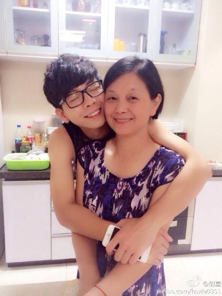 胡夏抱着妈妈撒娇