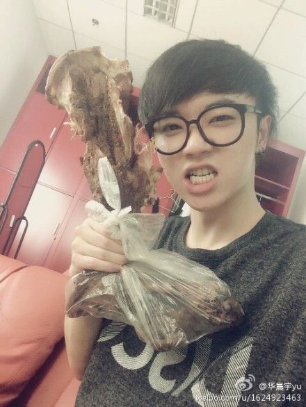 华晨宇表情夸张