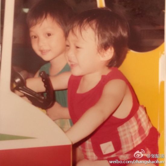 张韶涵(左)童年照呆萌可爱