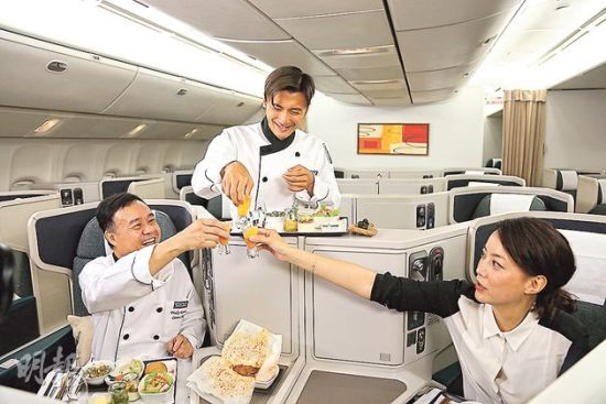 谢霆锋挑战飞机餐给厨师及霍汶希品尝