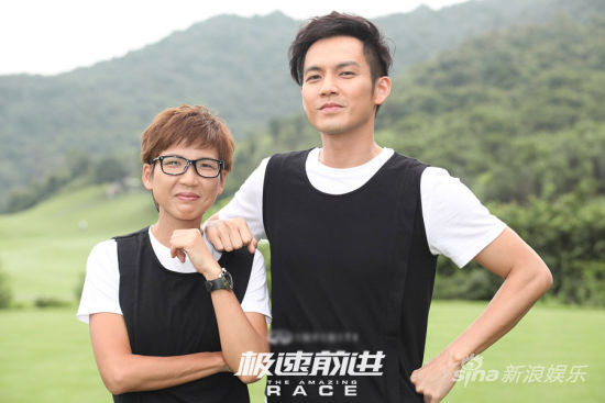 草坪合影 好兄妹组自信满满