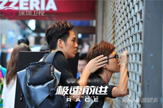 兄妹情深 小太阳温柔抚摸妹妹头发