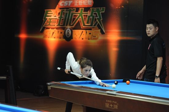 江语晨获梁文博指点台球