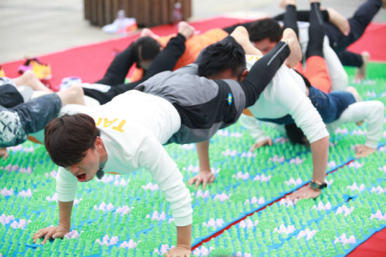 集体俯卧撑难坏奔跑团