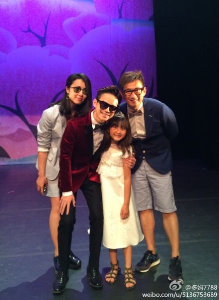 何炅和黄磊一家三口